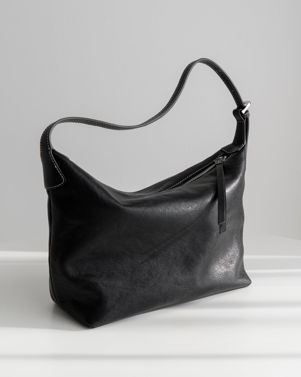 Dekyeol small black hobo bag made of premium full-grain vegetable tanned leather.